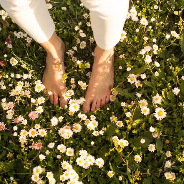 Pieds nus dans les fleurs — ancrage dans la nature et le vivant